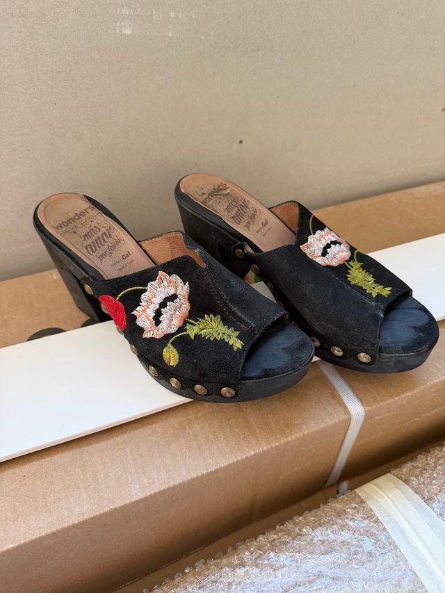 Sandalias Wonders negras bordadas