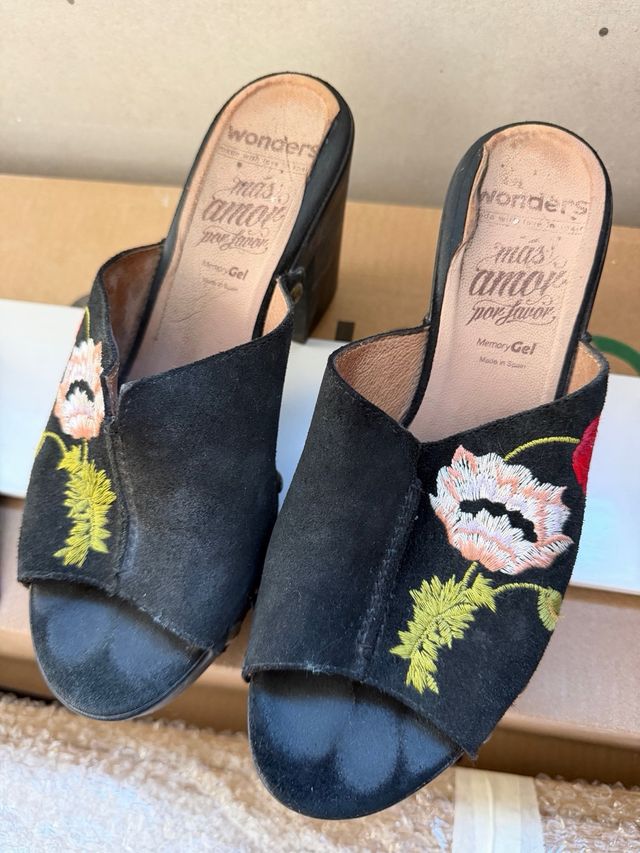 Sandalias Wonders negras bordadas
