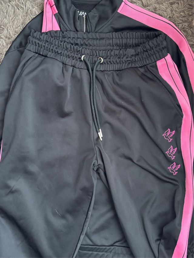 Conjunto Chándal BoohooMAN Negro y Rosa