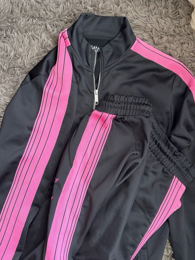 Conjunto Chándal BoohooMAN Negro y Rosa