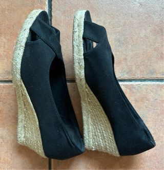 Sandalias negras tipo cuña