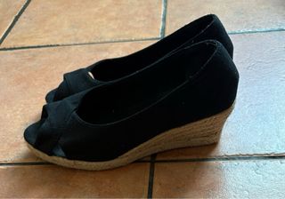 Sandalias negras tipo cuña