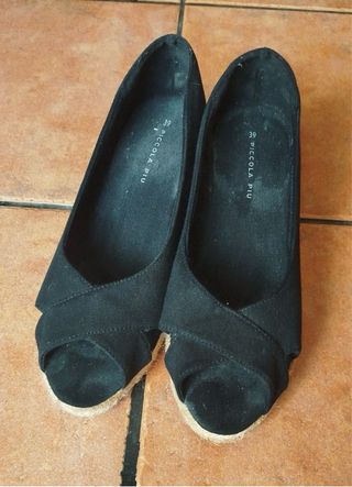 Sandalias negras tipo cuña