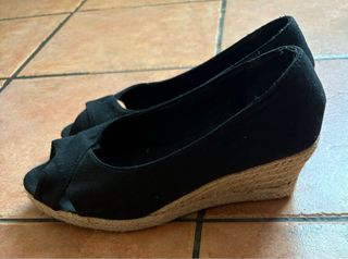 Sandalias negras tipo cuña