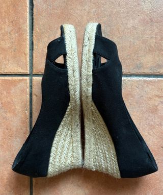 Sandalias negras tipo cuña