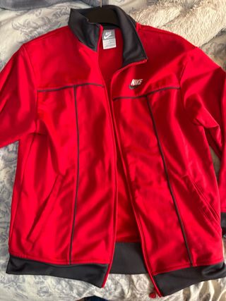 Chaqueta Nike Roja Talla 12/13.