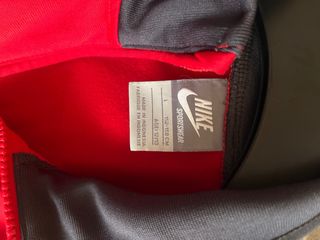 Chaqueta Nike Roja Talla 12/13.