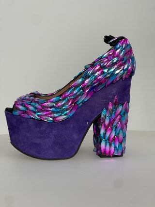 Zapatos plataforma morados con pedrería