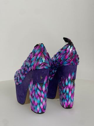Zapatos plataforma morados con pedrería