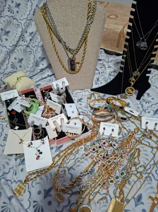 Lote bisutería dorada y plateada