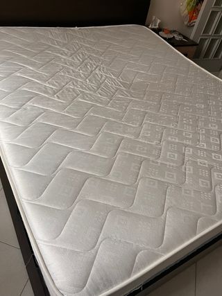 Materasso matrimoniale in tessuto nuovo