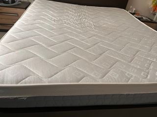 Materasso matrimoniale in tessuto nuovo