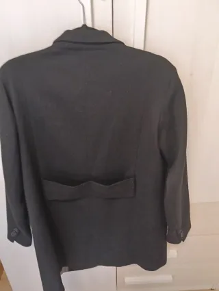 Abrigo negro con cremallera