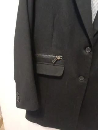 Abrigo negro con cremallera