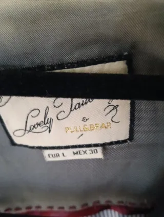 Abrigo negro con cremallera