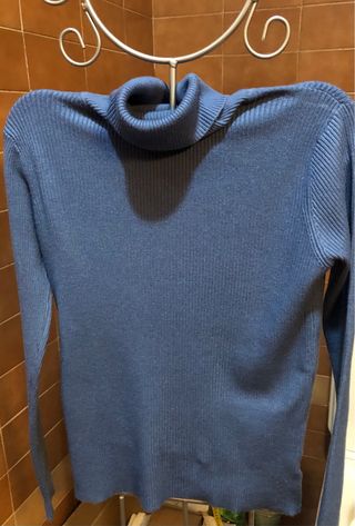 Camiseta azul cuello alto nueva; talla S/M