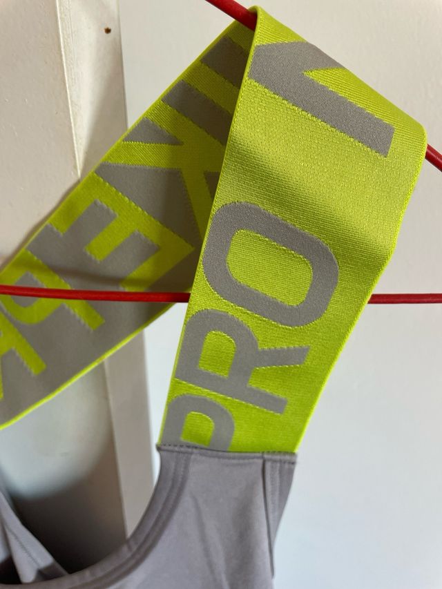 Top sportivo Nike Pro grigio NUOVO