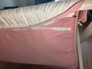 Minicuna rosa con ruedas