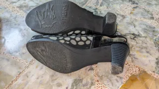 Sandalias de tacón negras con rejilla