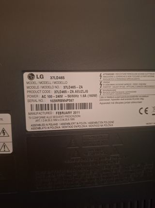 TV LG con mueble negro