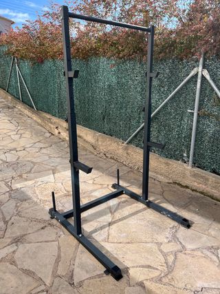 Estación de dominadas y sentadillas