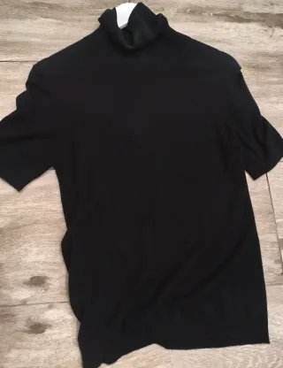 Jersey Mango Negro Cuello Alto Manga Corta