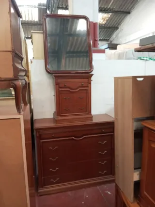 Cómoda con espejo y mesita de noche