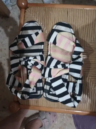 Sandalias a rayas blancas y negras