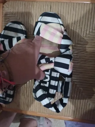 Sandalias a rayas blancas y negras