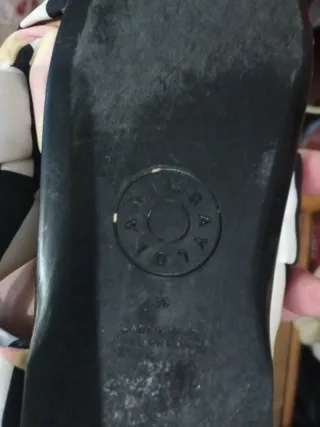 Sandalias a rayas blancas y negras