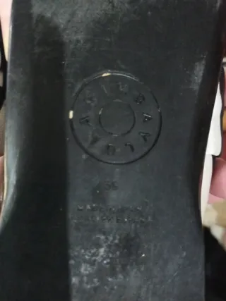 Sandalias a rayas blancas y negras