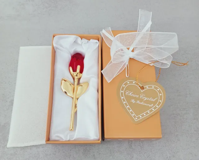 Rosa in metallo e cristallo dorato rosso