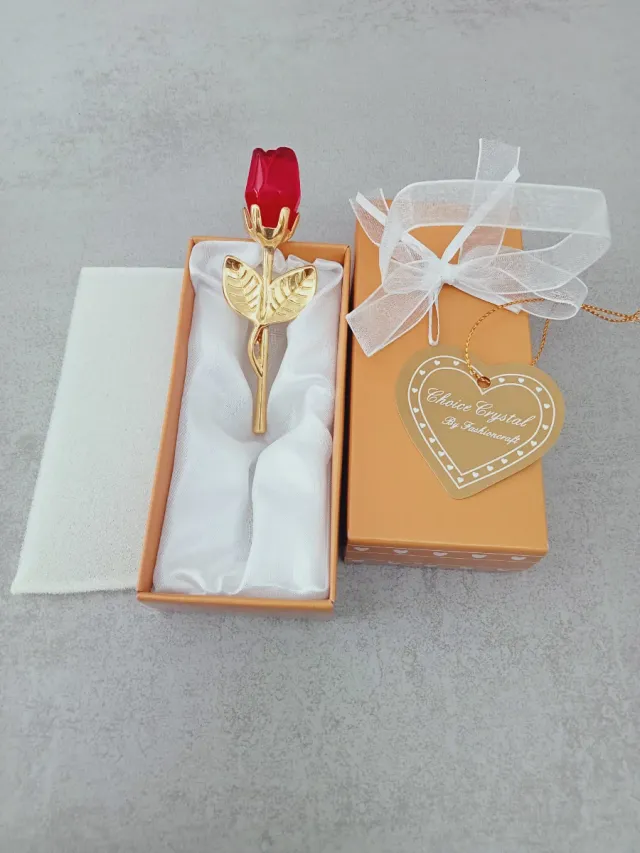 Rosa in metallo e cristallo dorato rosso