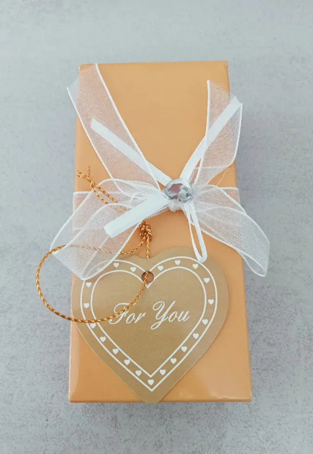 Rosa in metallo e cristallo dorato rosso