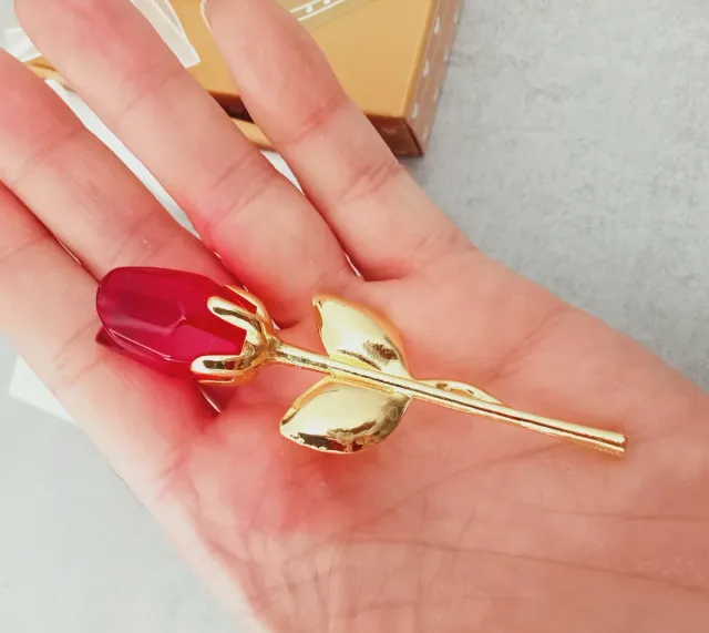 Rosa in metallo e cristallo dorato rosso