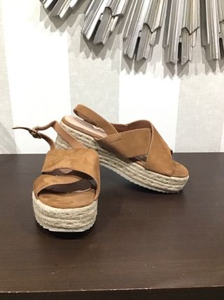 sandalias de esparto marrones