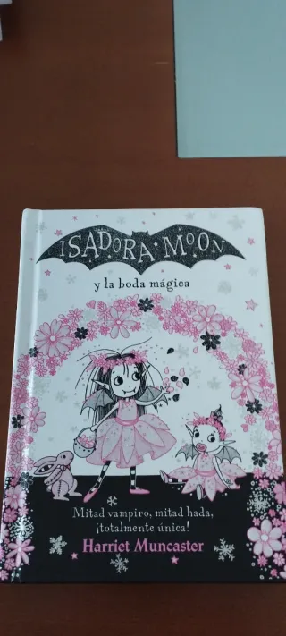 Vendo edición especial Isadora Moon.