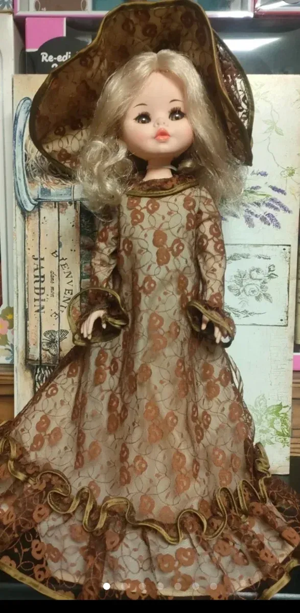 Grande bambola di Furga con abito d'epoca