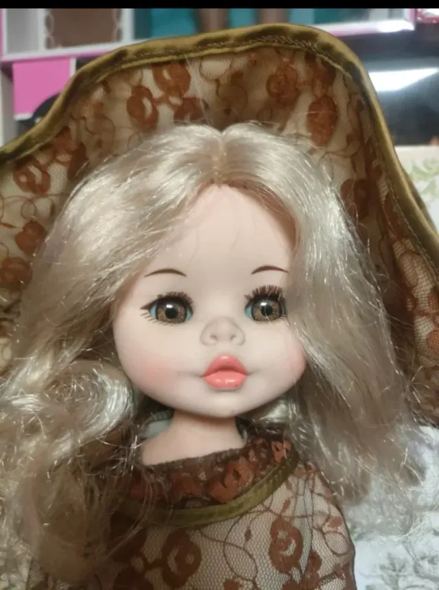 Grande bambola di Furga con abito d'epoca