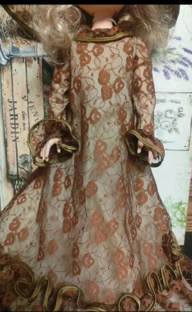 Grande bambola di Furga con abito d'epoca