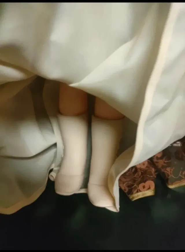 Grande bambola di Furga con abito d'epoca