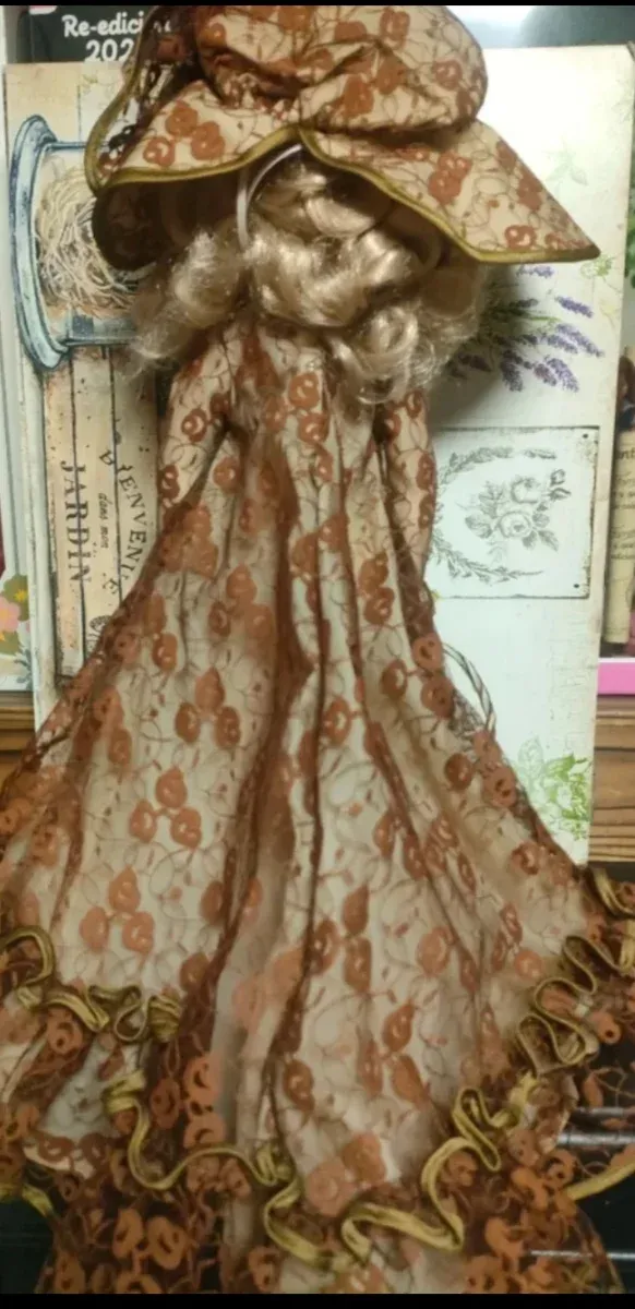 Grande bambola di Furga con abito d'epoca