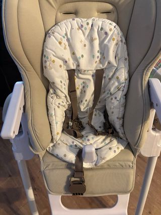 Trona Jané beige con reductor y bandeja.