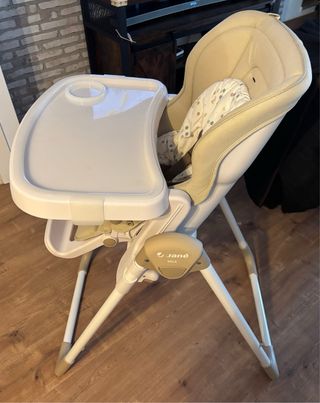 Trona Jané beige con reductor y bandeja.