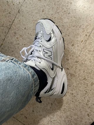 New Balance Plata y Blanco
