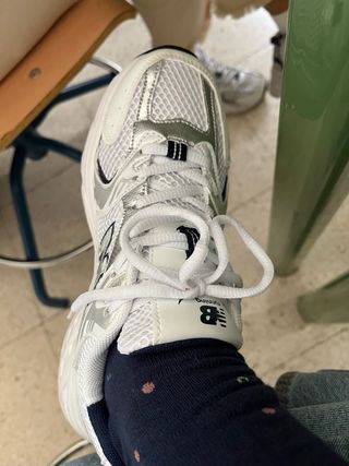 New Balance Plata y Blanco