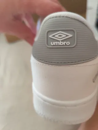 Zapatillas Umbro Blancas y Grises Vintage