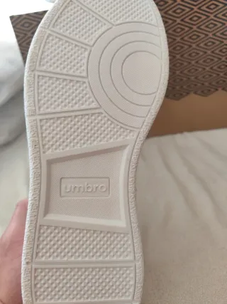 Zapatillas Umbro Blancas y Grises Vintage