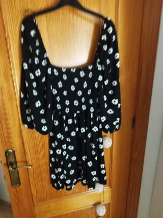 Vestido negro flores blancas