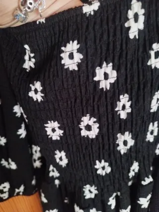 Vestido negro flores blancas